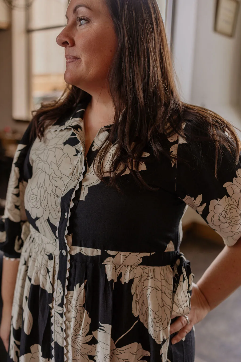 EVA REG/CURVY FLORAL COLLARED MIDI DRESS