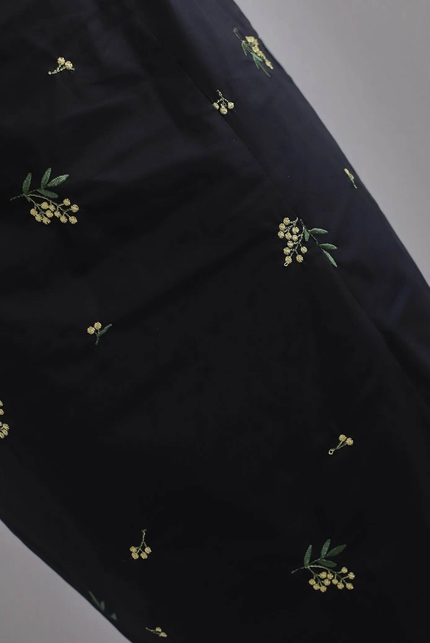 Jolin Floral Embro Slit Pencil Skirt In Black