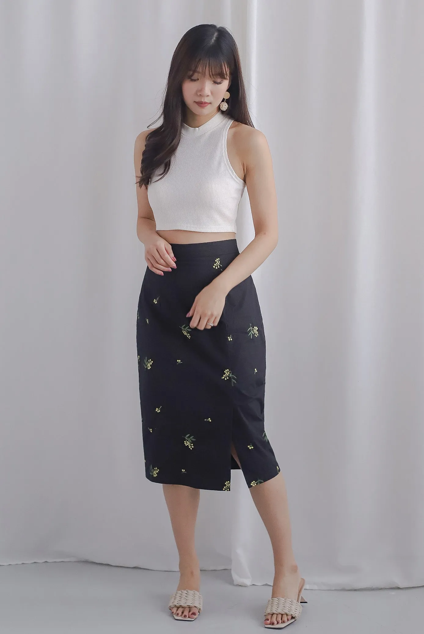 Jolin Floral Embro Slit Pencil Skirt In Black