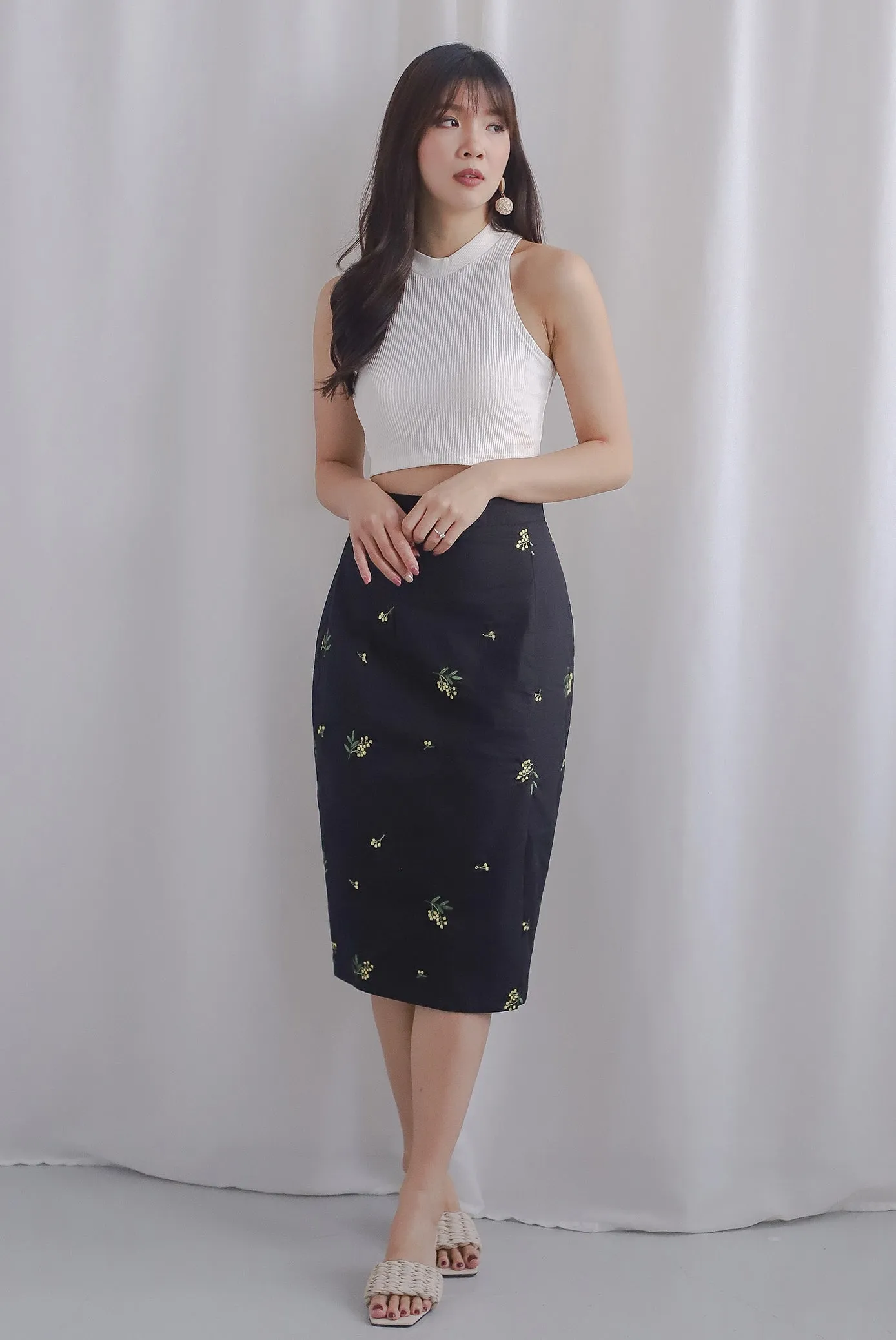 Jolin Floral Embro Slit Pencil Skirt In Black