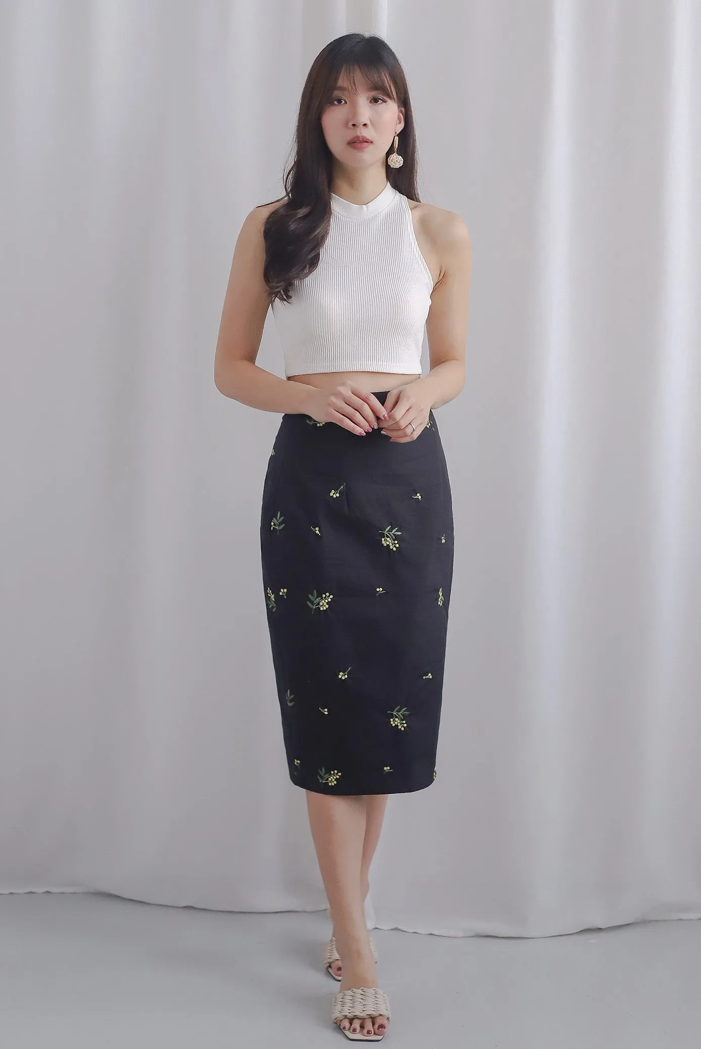 Jolin Floral Embro Slit Pencil Skirt In Black