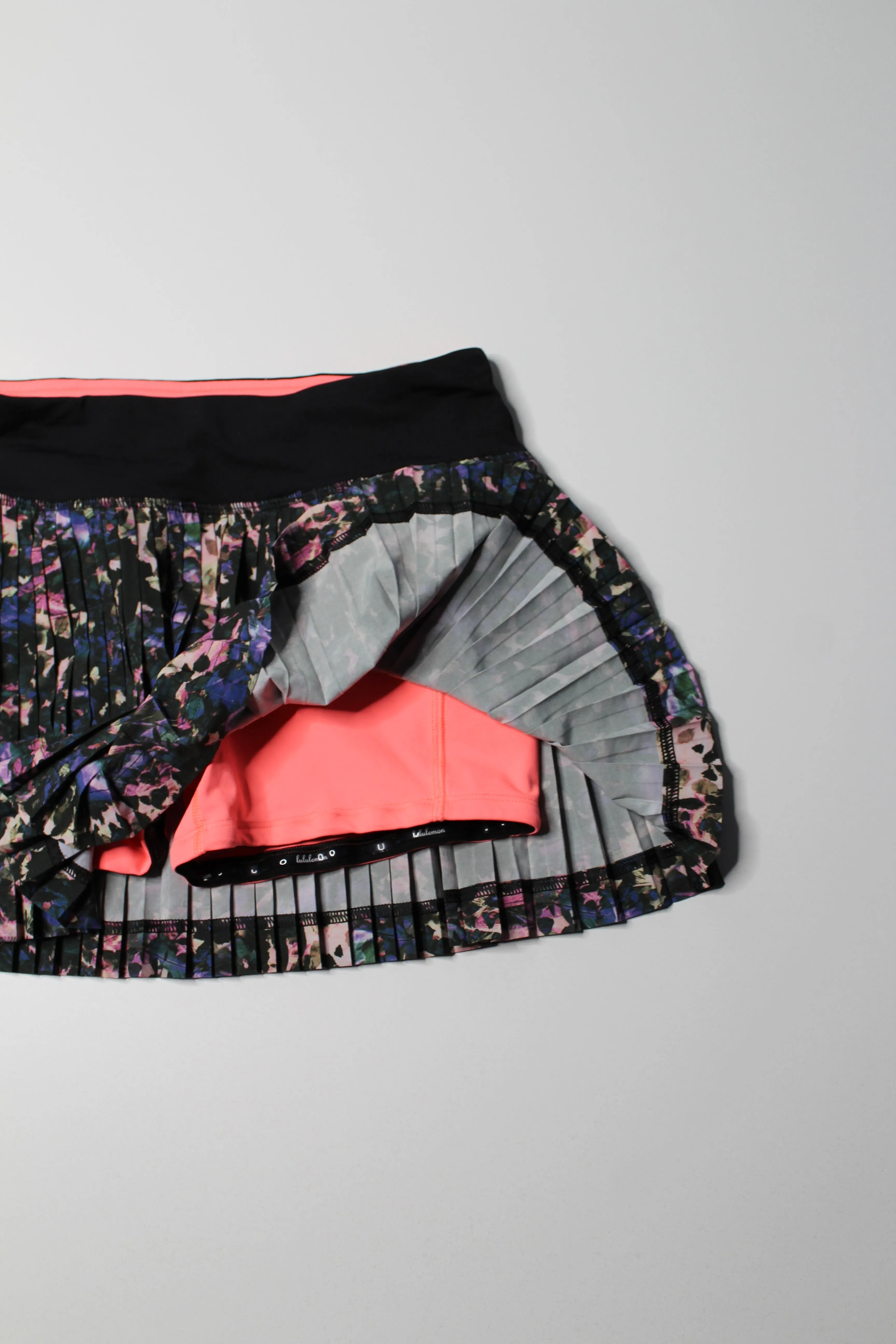 Lululemon floral backdrop black multi / black ‘pleat to street’ skirt, size 4