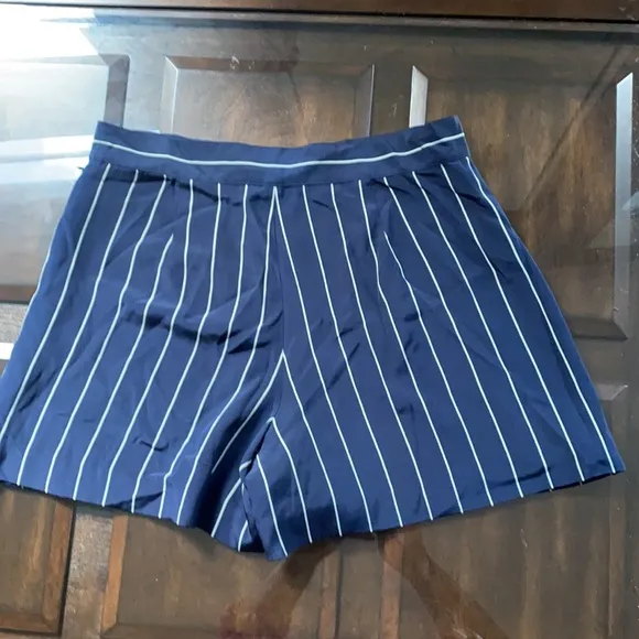 POLO RALPH LAUREN Navy And Cream Striped 💯 Silk Shorts.