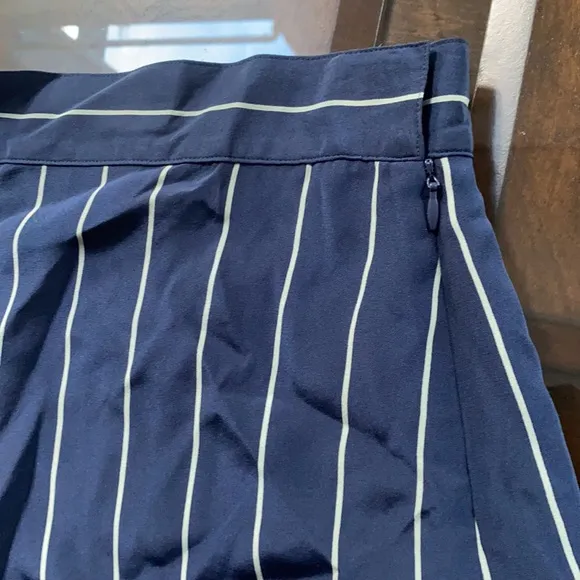 POLO RALPH LAUREN Navy And Cream Striped 💯 Silk Shorts.