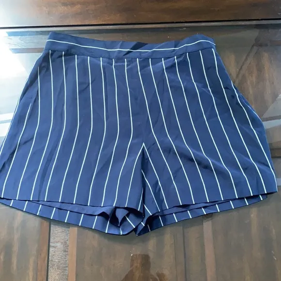 POLO RALPH LAUREN Navy And Cream Striped 💯 Silk Shorts.