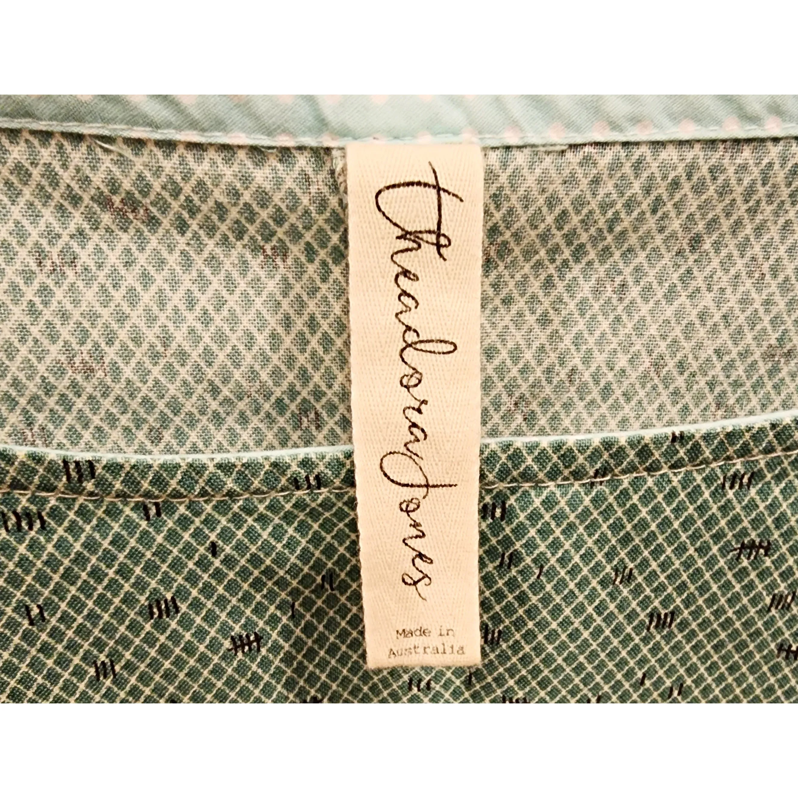 Theadora Jones pre-owned green print 100% cotton shell top size XL (best fits size 14-16)