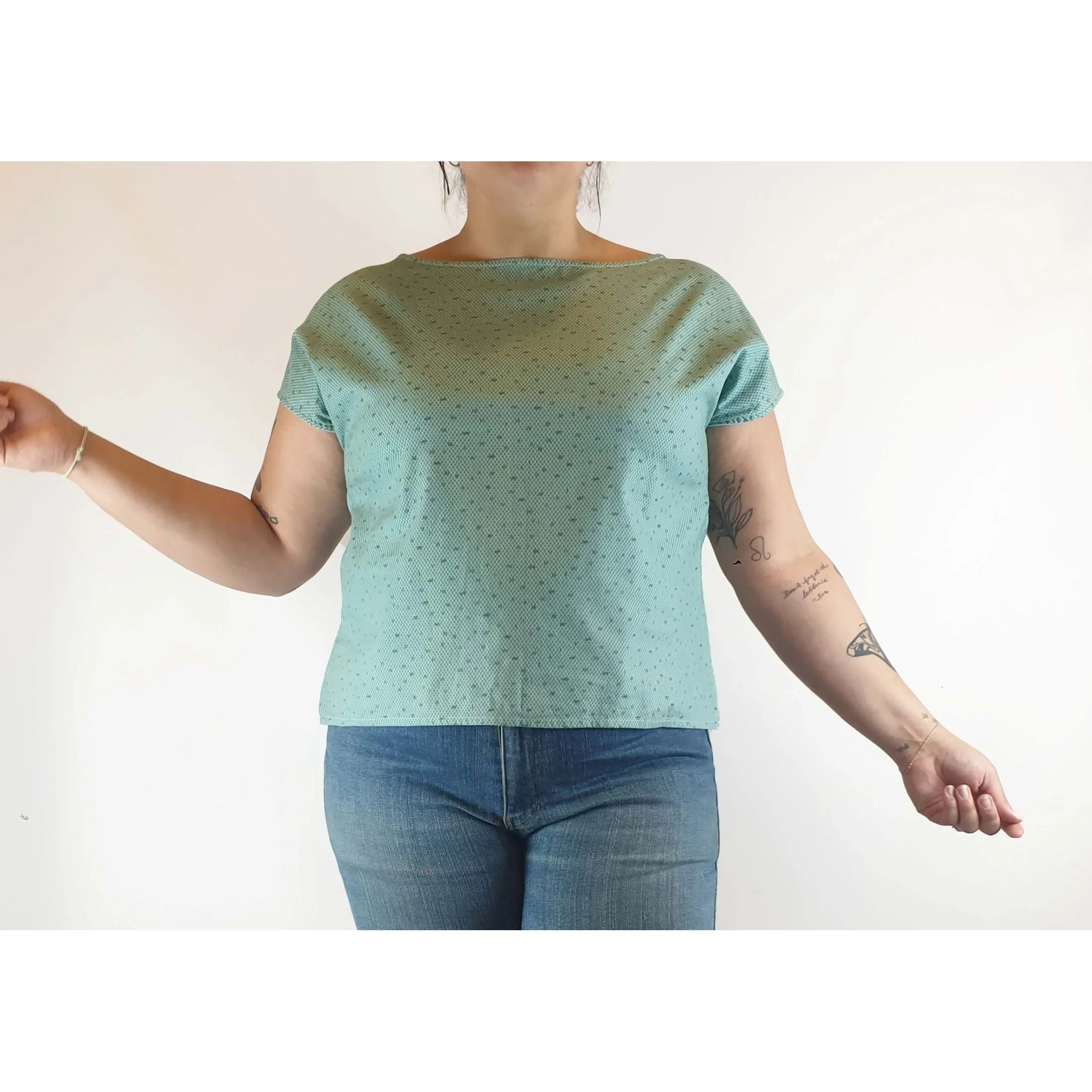 Theadora Jones pre-owned green print 100% cotton shell top size XL (best fits size 14-16)