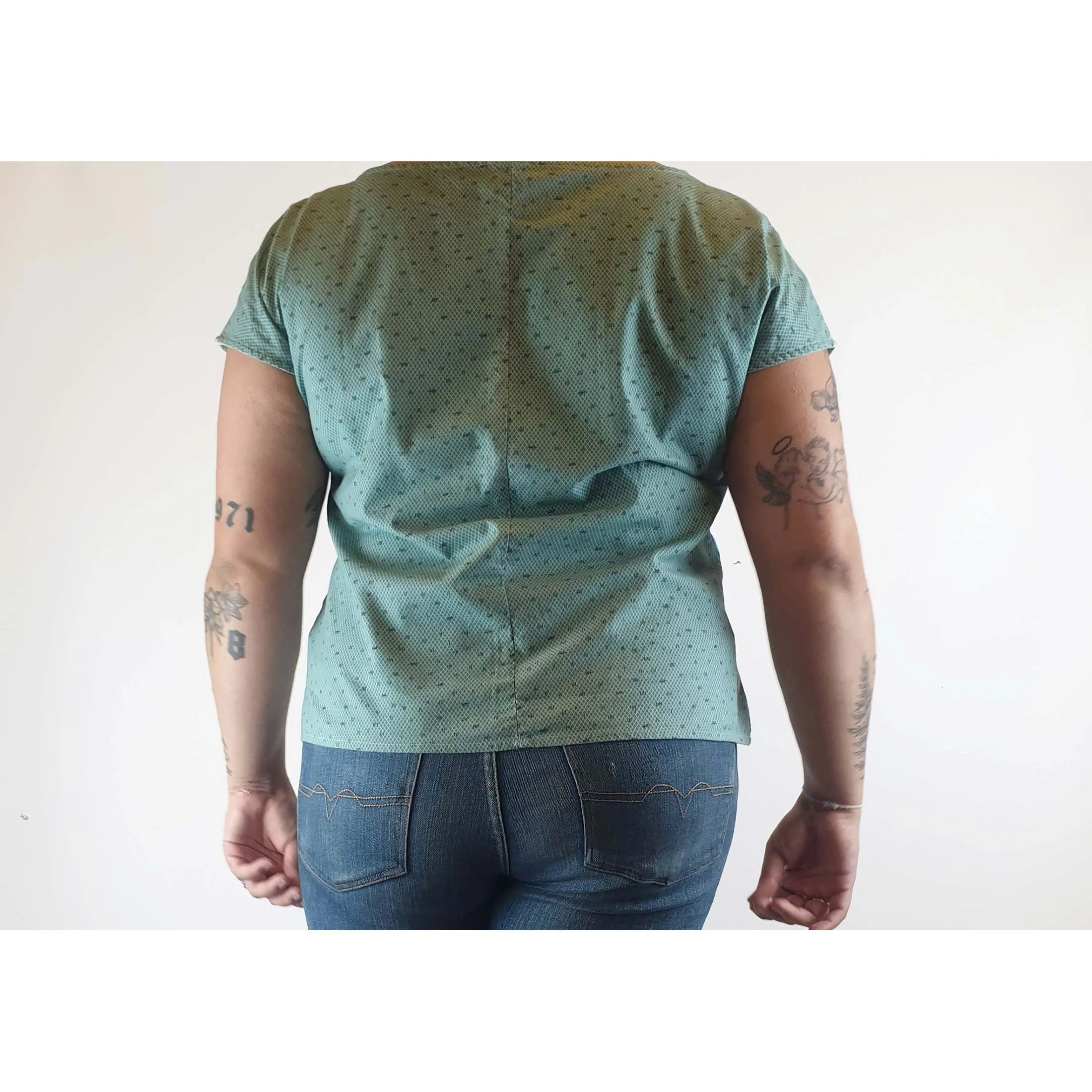 Theadora Jones pre-owned green print 100% cotton shell top size XL (best fits size 14-16)